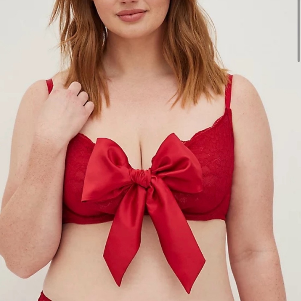 NWT Torrid Red Lace Peekaboo Bow Bralette